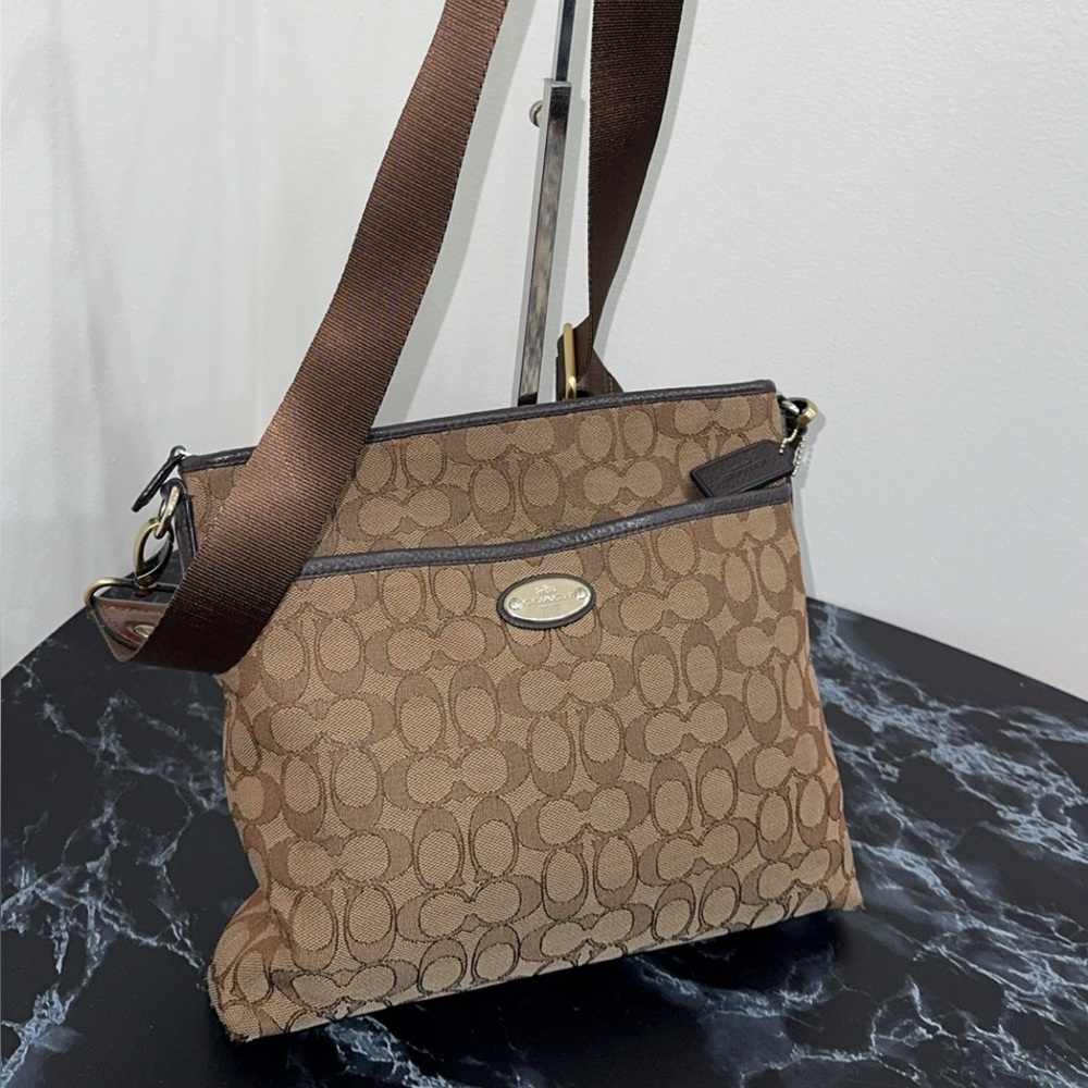 Coach Brown Monogram Crossbody F36182
Khaki/Brown Signature Canvas AUTHENTIC